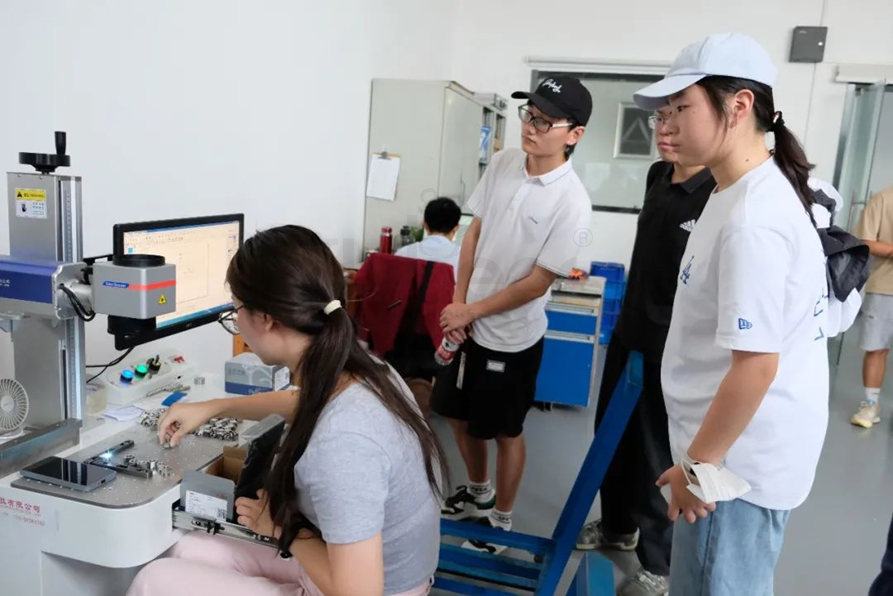 【助力成長】南京學院師生來福貝爾工廠參觀實踐